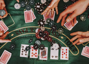 Обучение МТТ покеру в России: понятие и суть