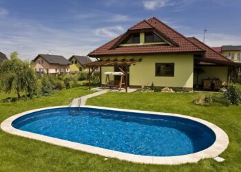 Установка стационарного бассейна на даче: правила и этапы