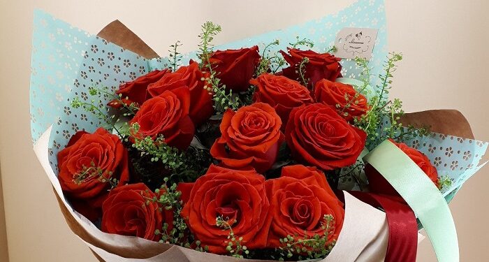 Как правильно ухаживать за букетом роз: рекомендации и советы