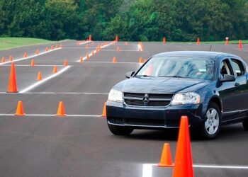 Обучение вождению на автомате против механики: что выбрать