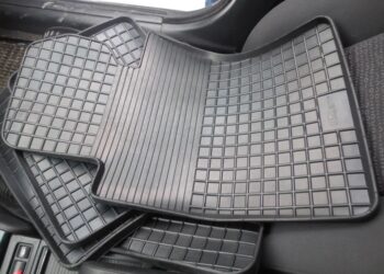 Главные особенности автоковриков из резины