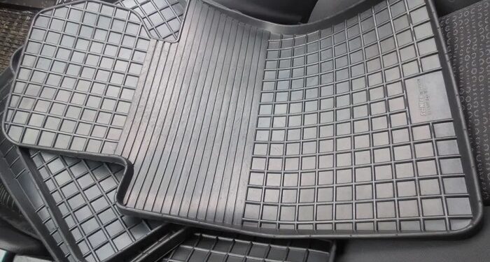 Главные особенности автоковриков из резины