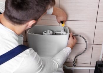 Советы по ремонту сливного бачка: от регулировки до замены арматуры