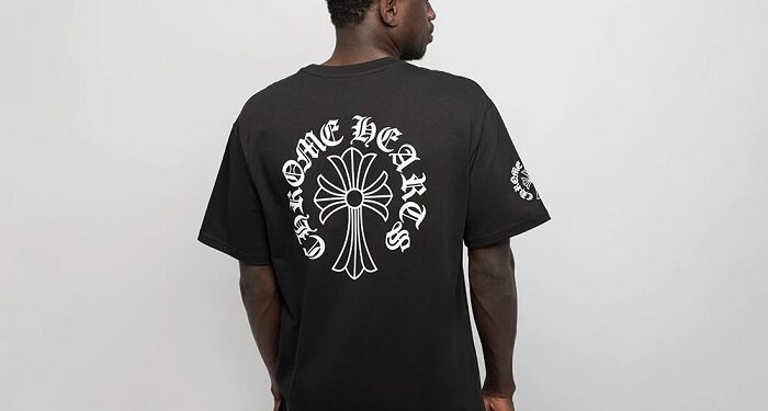 Ассортимент одежды, обуви и аксессуаров в магазине UNIFORM