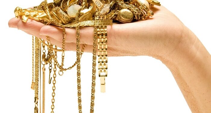 Золоті прикраси у якості подарунка: переваги, особливості та рекомендації щодо вибору